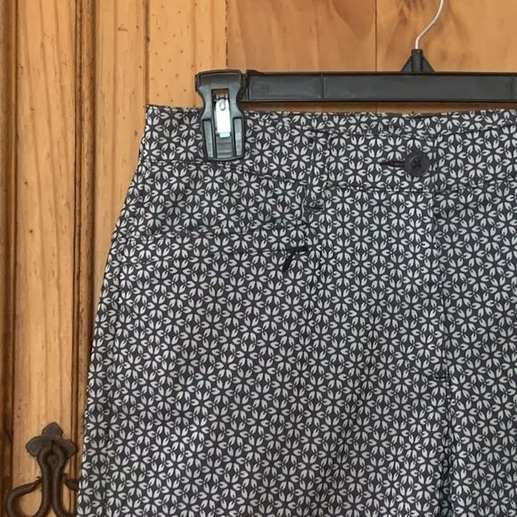 Elegant Geometric Patterned Capris - Picture 3 of 5